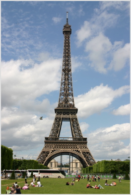 Looking back the Champ de Mars