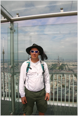 John & Tour Eiffel